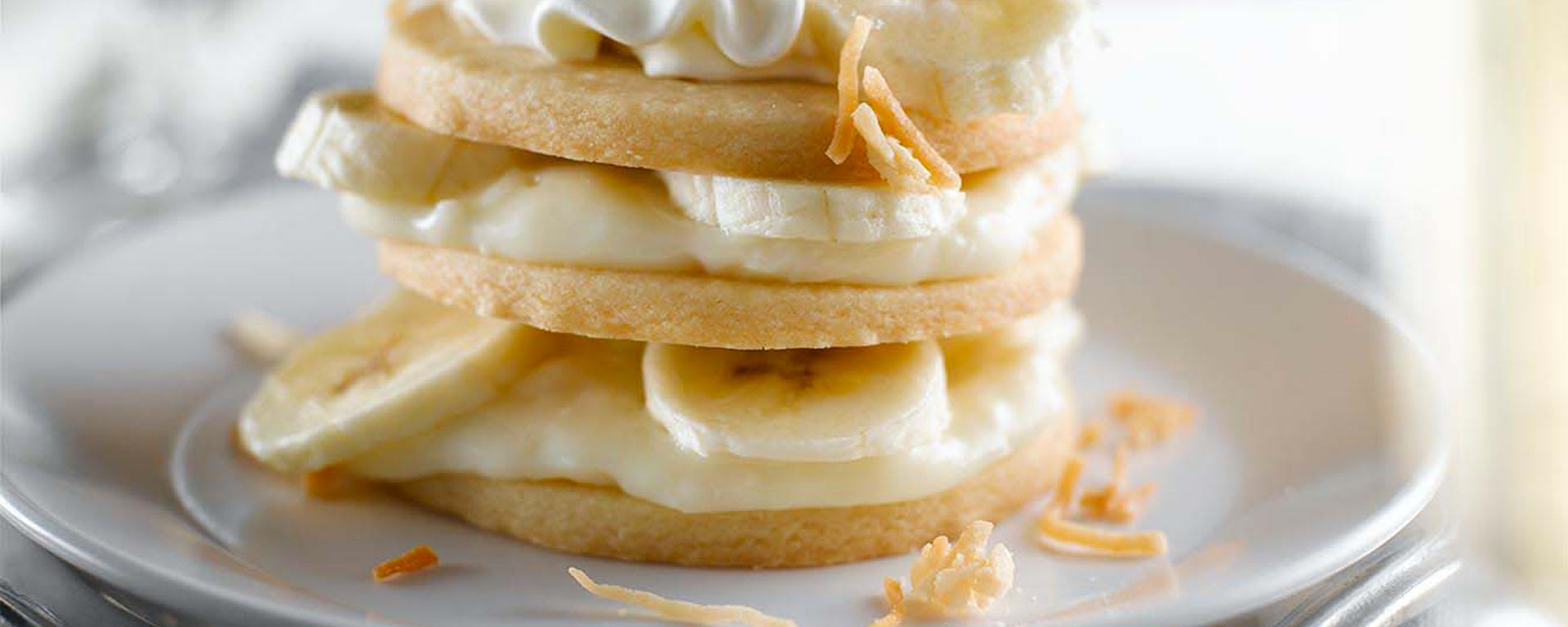 Photo for - Tours de biscuits sablés, bananes et noix de coco