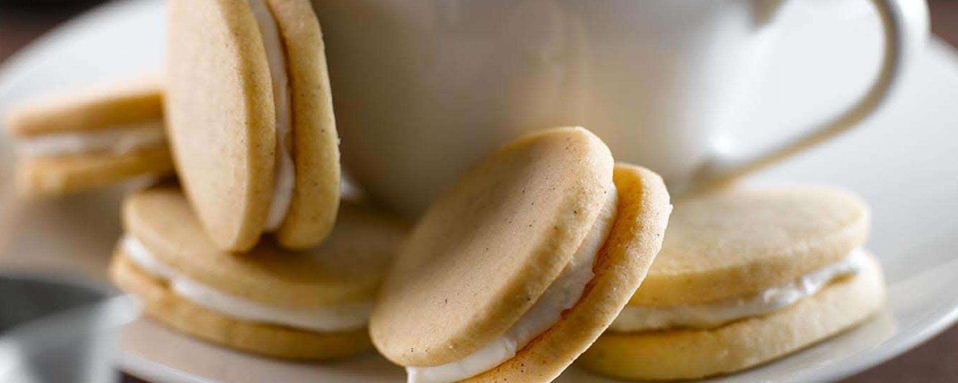 Photo of - Biscuits sandwichs à la cardamome et à la lime servis avec thé chai et îles flottantes