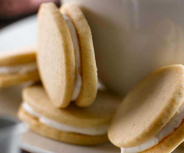 Photo of - Biscuits sandwichs à la cardamome et à la lime servis avec thé chai et îles flottantes