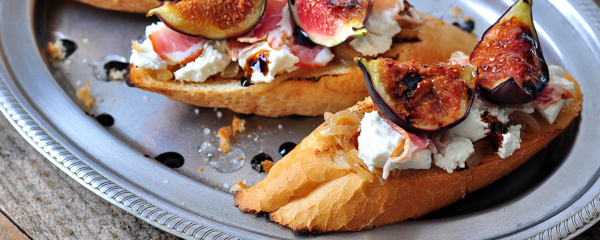 Photo for - Brioche au fromage de chèvre émietté, aux graines de citrouille pralinées et aux figues fraîches